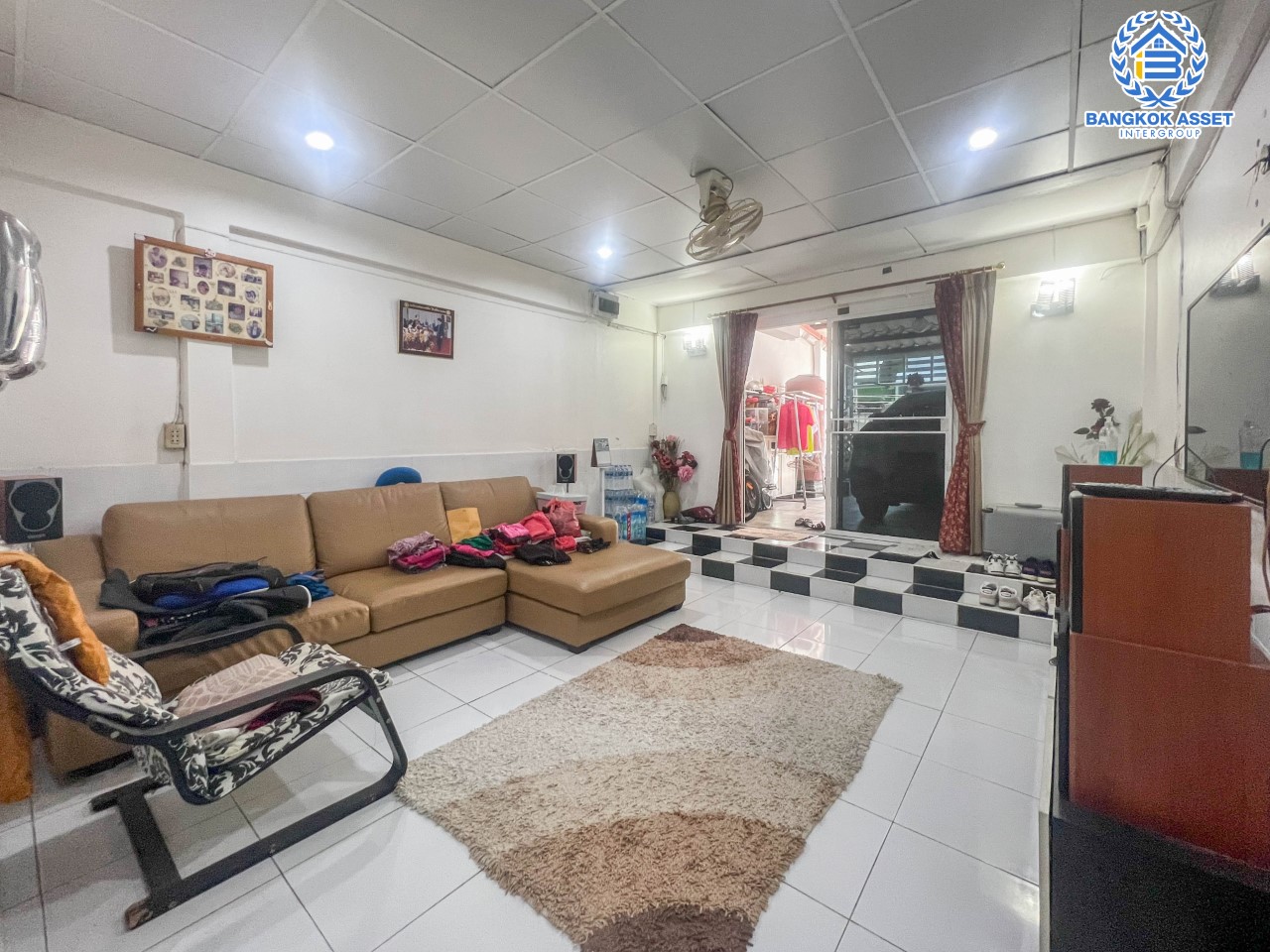 *****ทาวน์เฮ้าส์มือสอง ม.โชคชัยแสนสุข ลาดพร้าว เนื้อที่มากถึง 25 ตร.ว. ฟังก์ชัน 3 ห้องนอน 3 ห้องน้ำ 1 ที่จอดรถ บนทำเลแห่งการเดินทาง เชื่อมต่อถนนลาดพร้าว, ถนนรามคำแหง, ถนนประเสริฐมนูกิจ ใกล้เดอะมอล์บางกะปิ